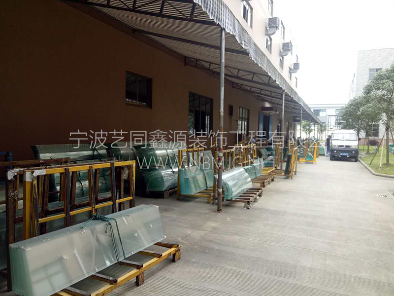 寧波古林英吉沙衛(wèi)浴有限公司遮陽棚施工中